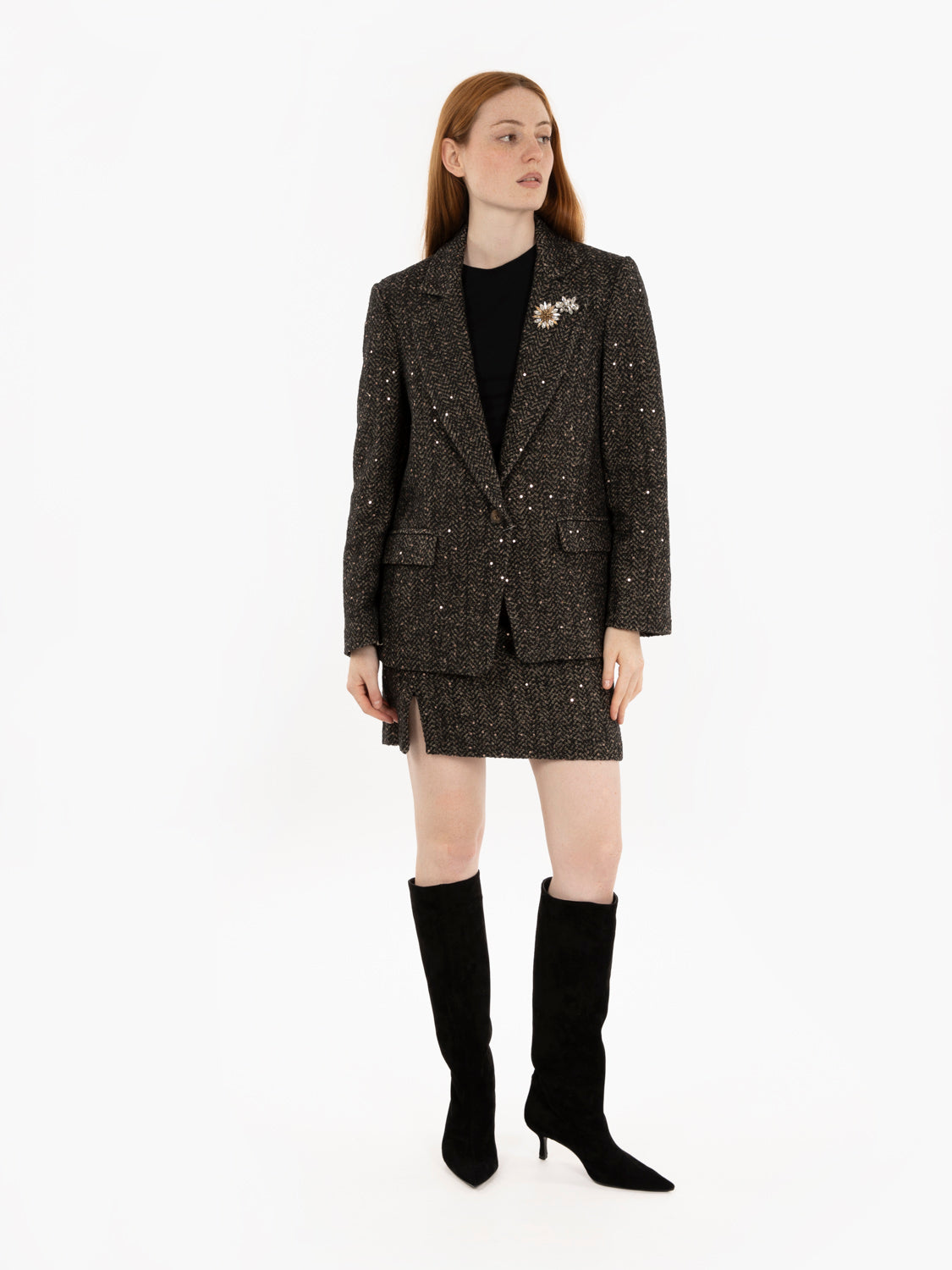 Blazer with sequins and dark brown brooch