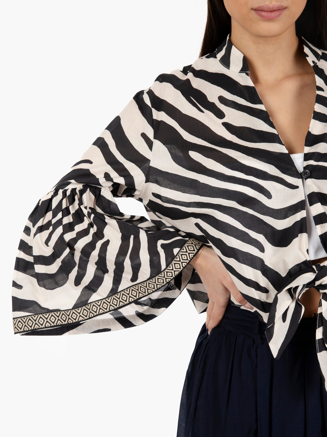 Blusa crop maniche a campana nero / bianco