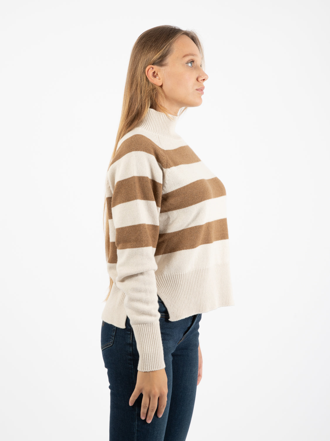 Maglione a collo alto a righe beige / cammello