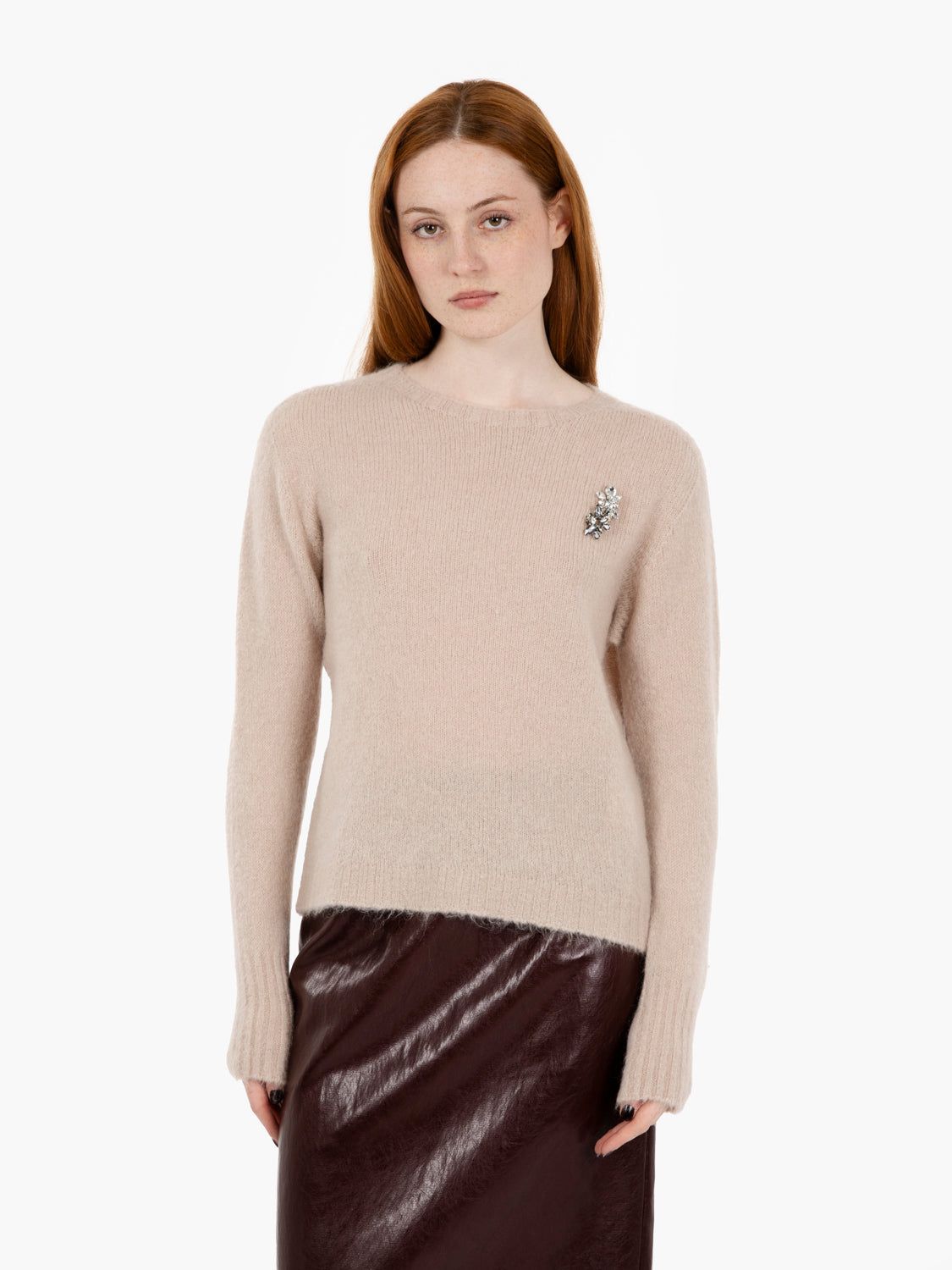 Crewneck sweater with chalk pin