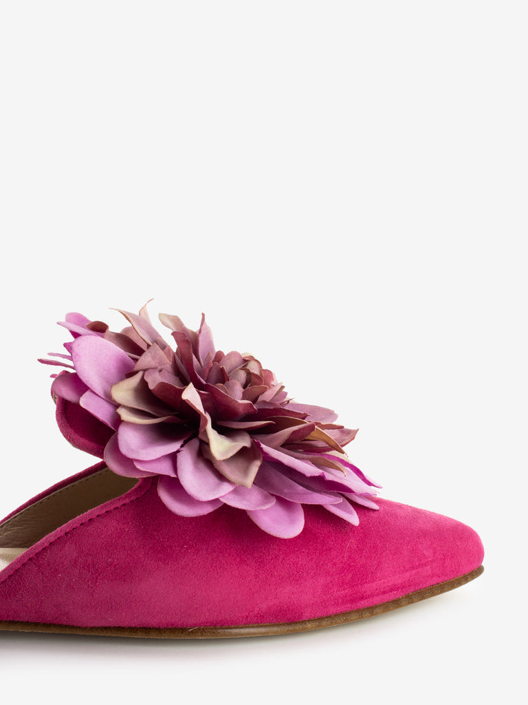 LA BALLERINA - Sabot suede fiore fuxia