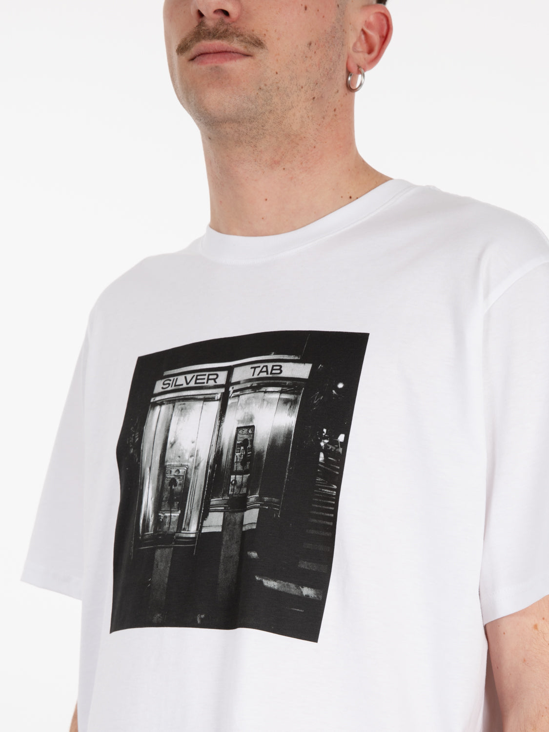 Relaxed fit tee phone booth white / black