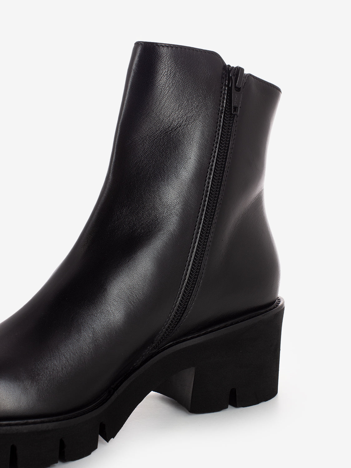 Stivaletti con tacco in pelle nero