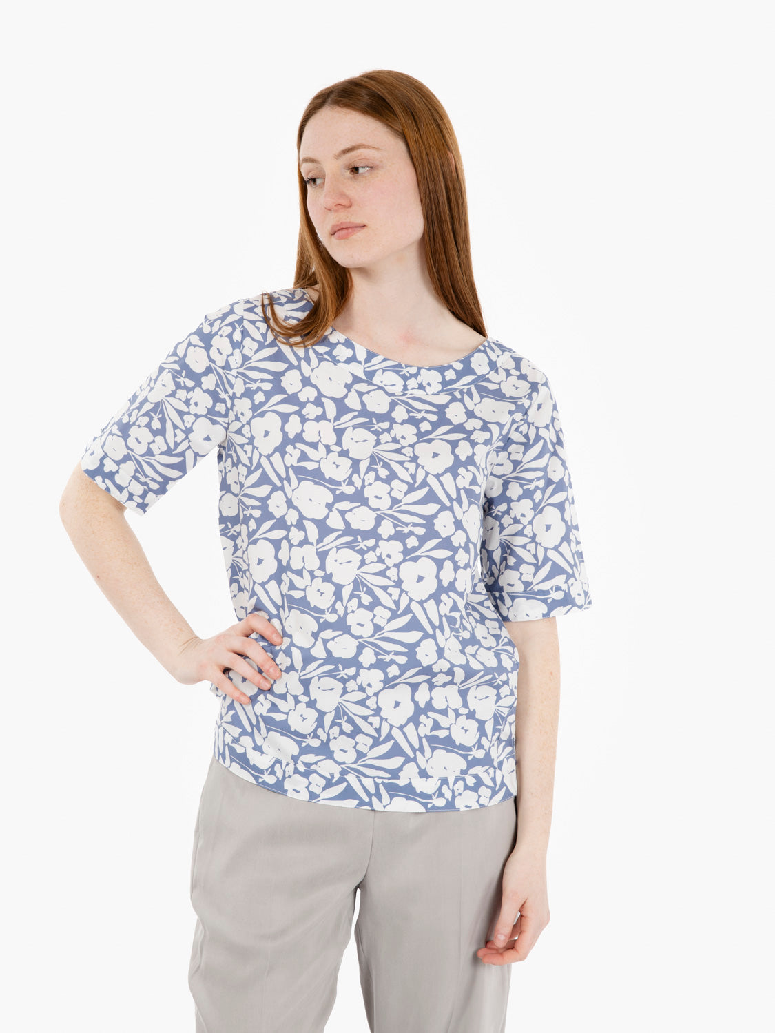 Blusa fantasia floreale blu / bianco