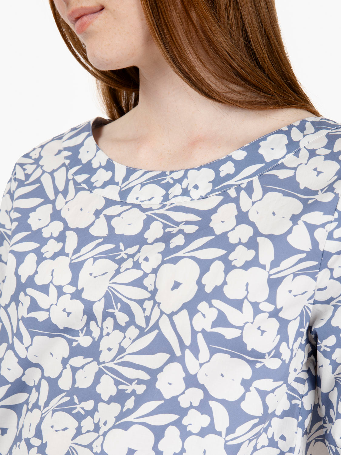 Blusa fantasia floreale blu / bianco