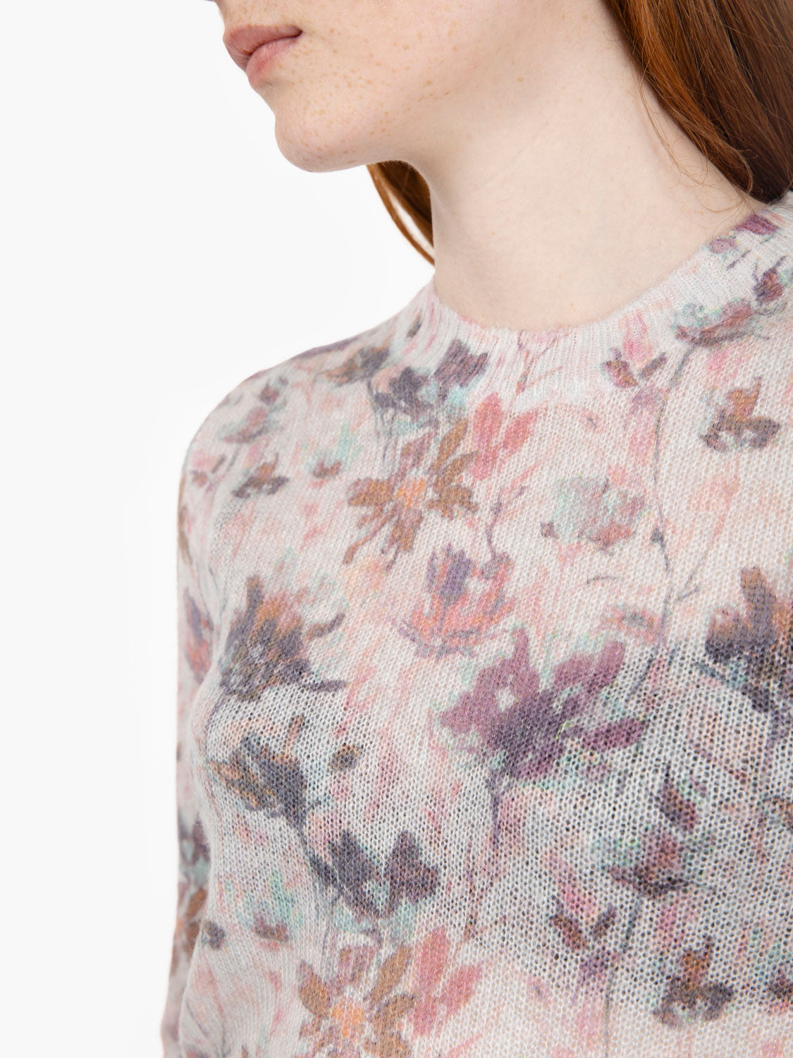 Crew neck sweater with antique pink flower pattern
