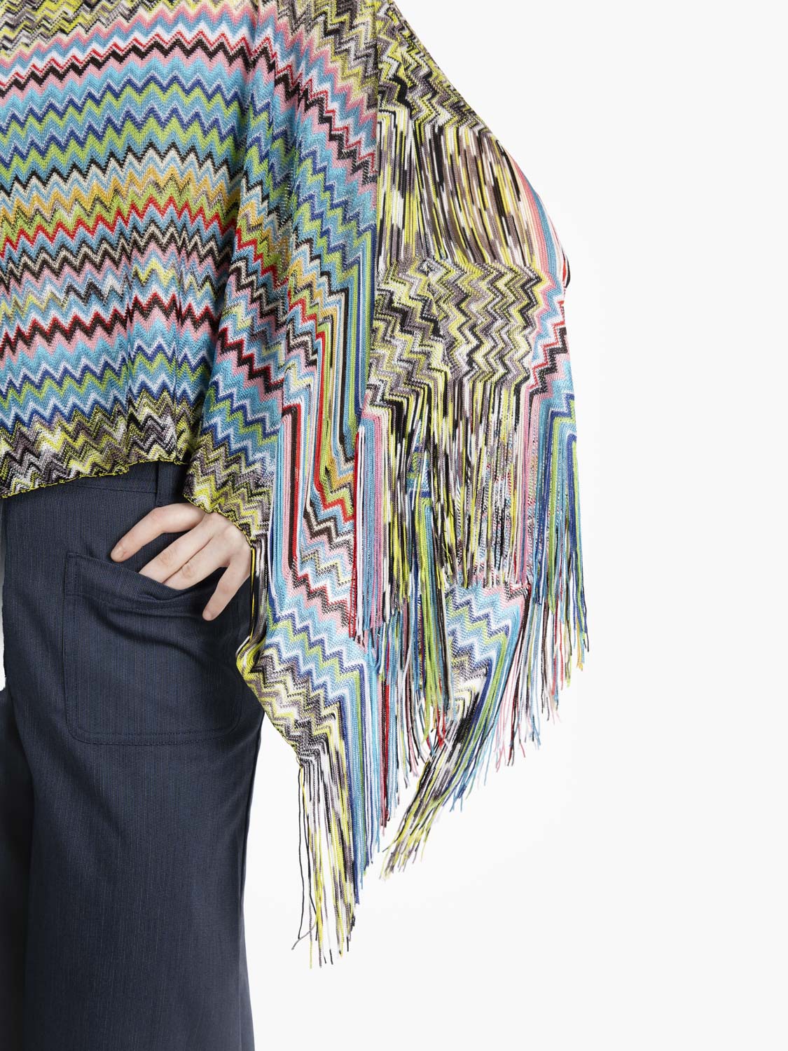 Short poncho with pink/blue fringes
