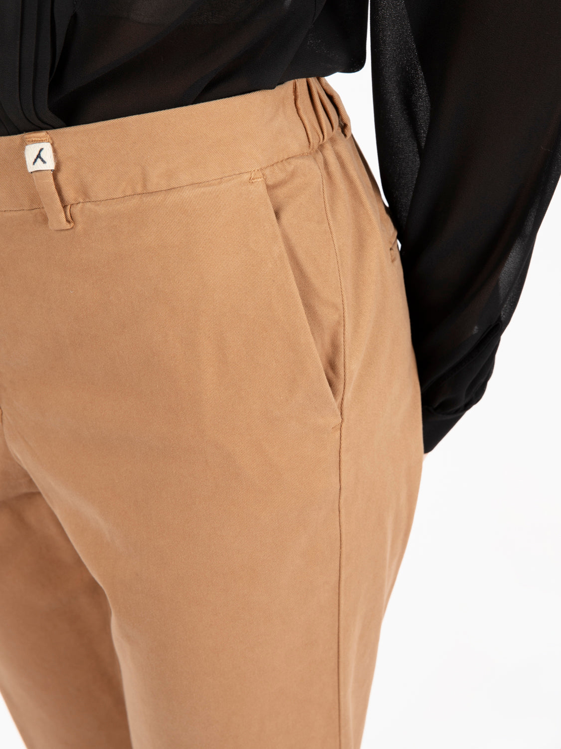 Pantaloni a trombetta gabardina cammello