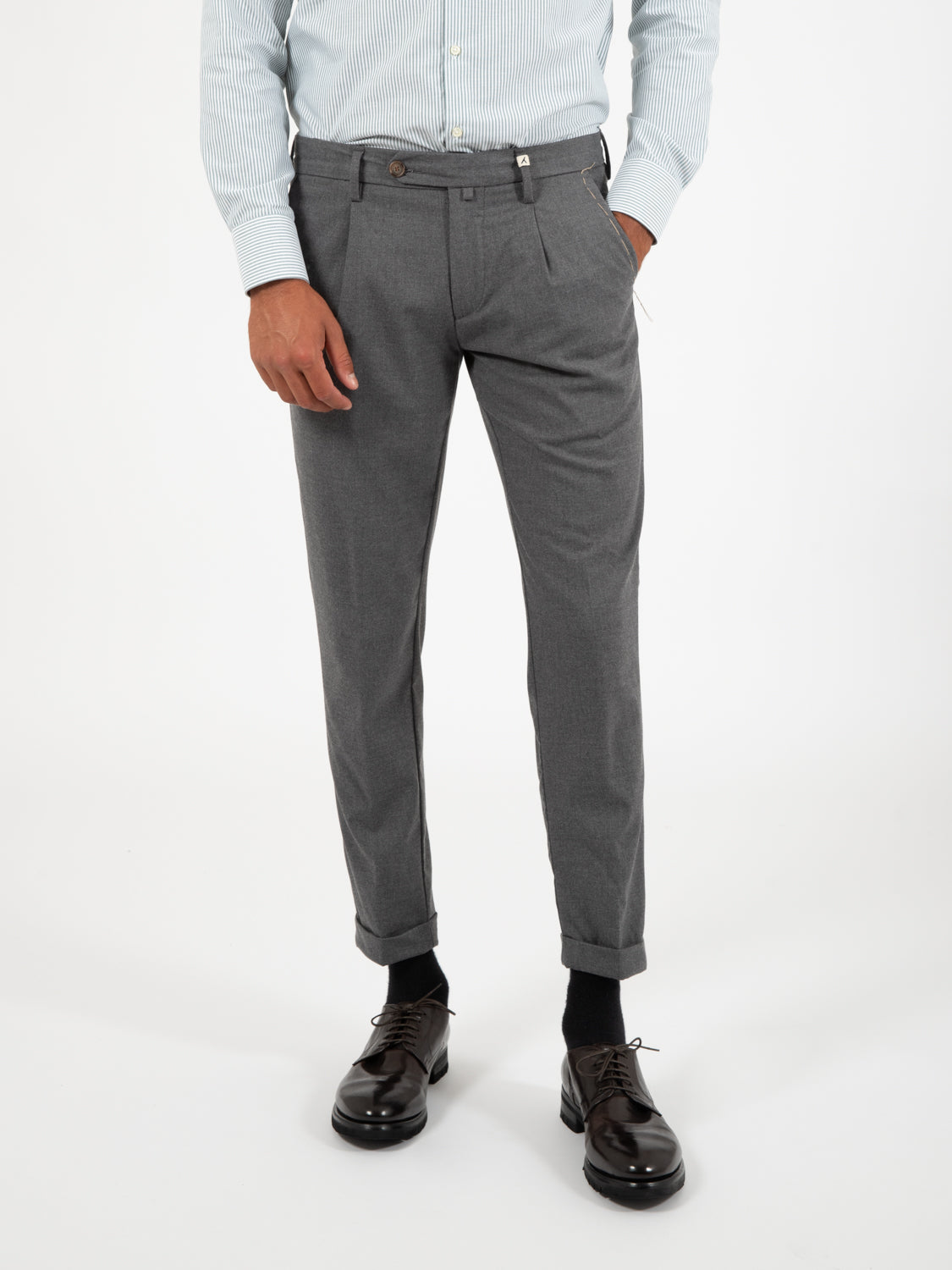 Pantaloni carrot grigi