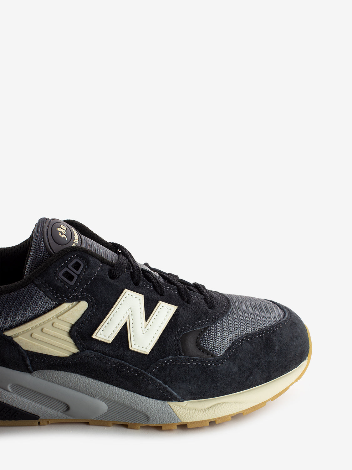 580 unisex phantom lifestyle sneakers