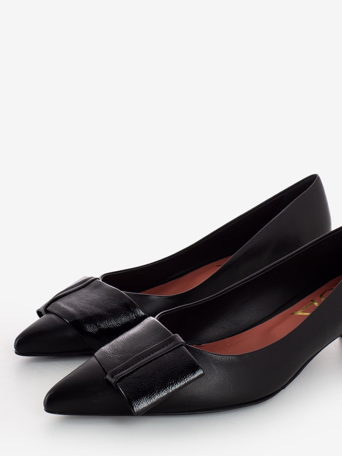 Décolleté in pelle e naplak nero
