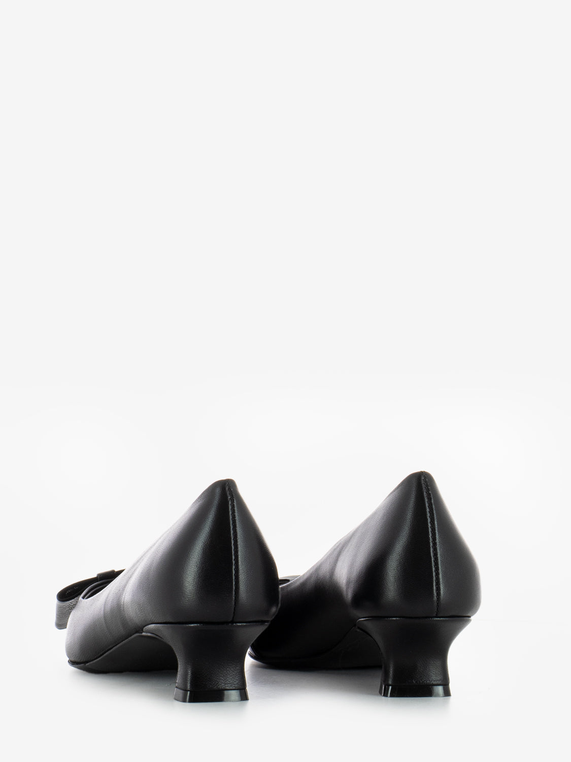 Décolleté in pelle e naplak nero