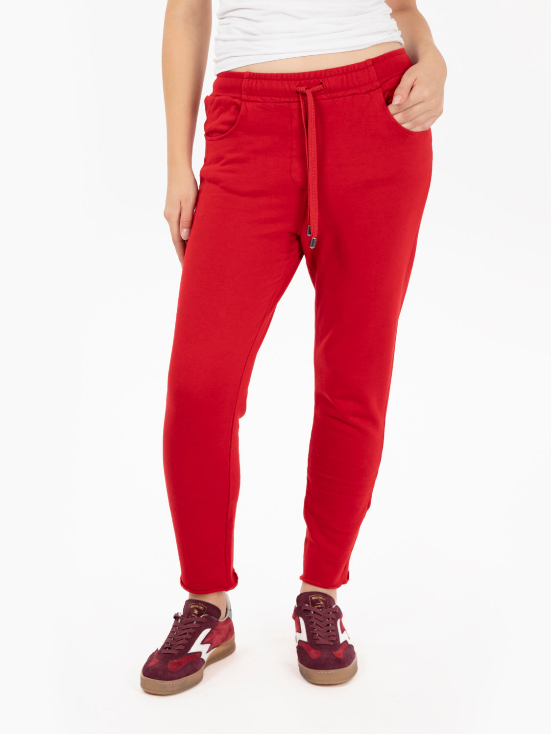Pantaloni in felpa rossi con taglio a vivo sul fondo