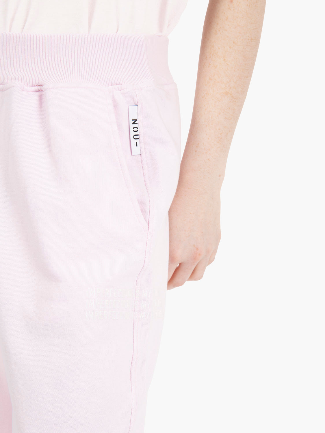 Pantaloni con pinces sul fondo rosa
