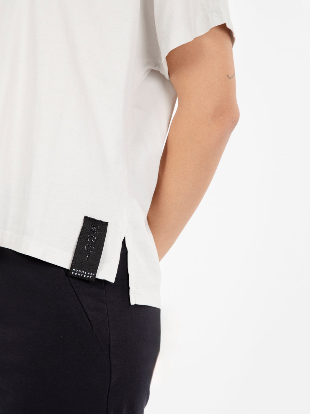 Stucco sleeve slit T-shirt