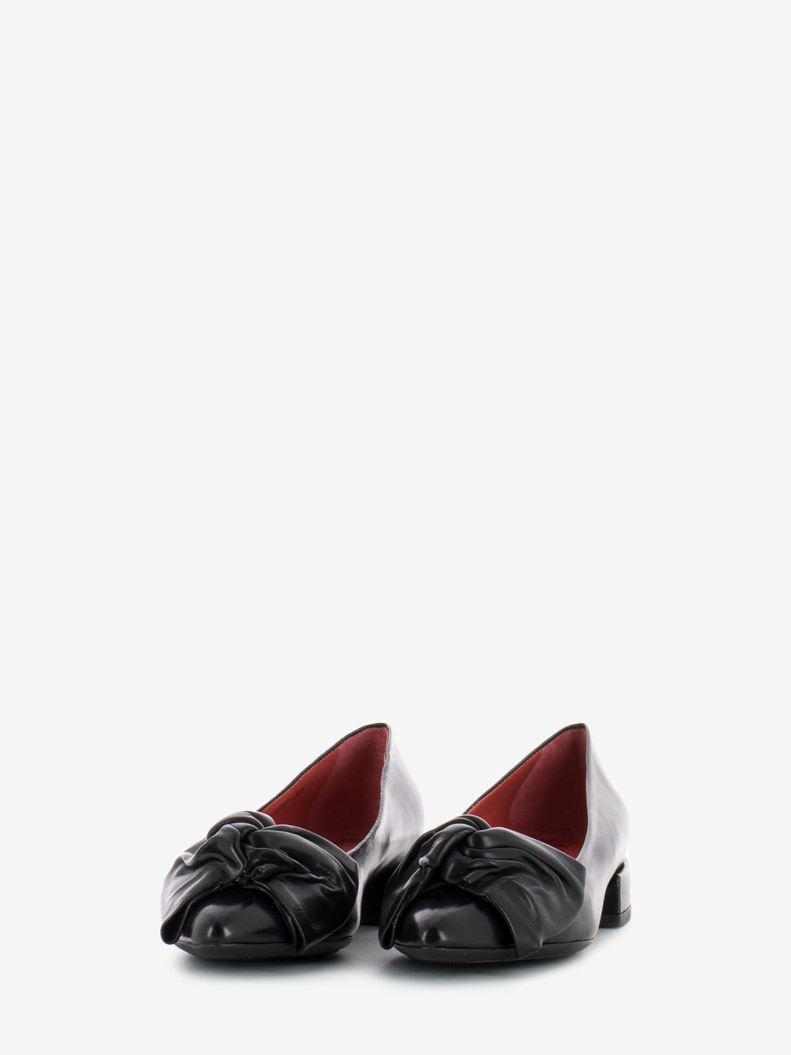 Point ballerina with black bow