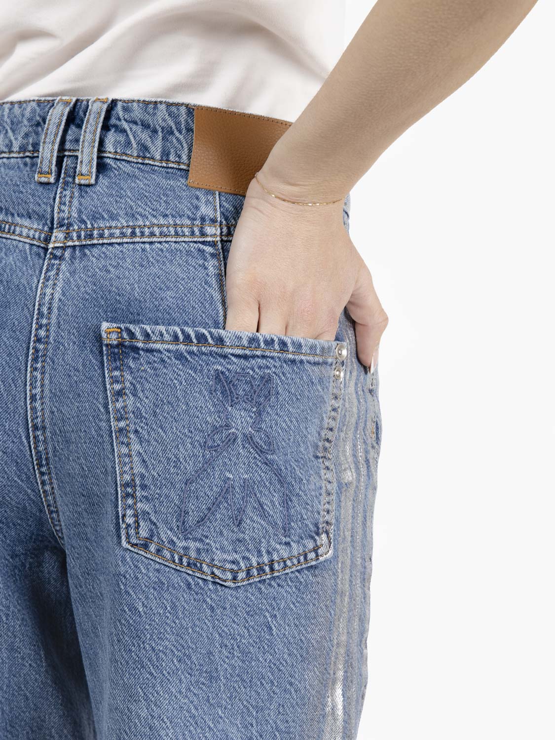 Carrot fit denim jeans in silver