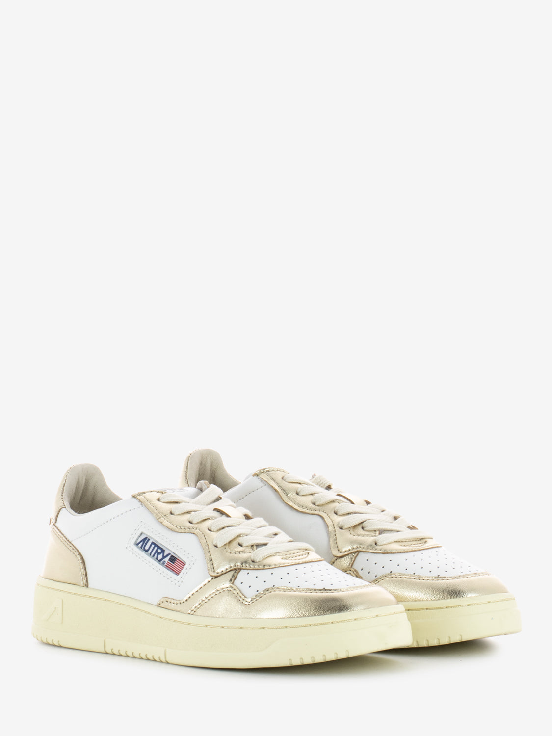 01 Low woman in platinum leather