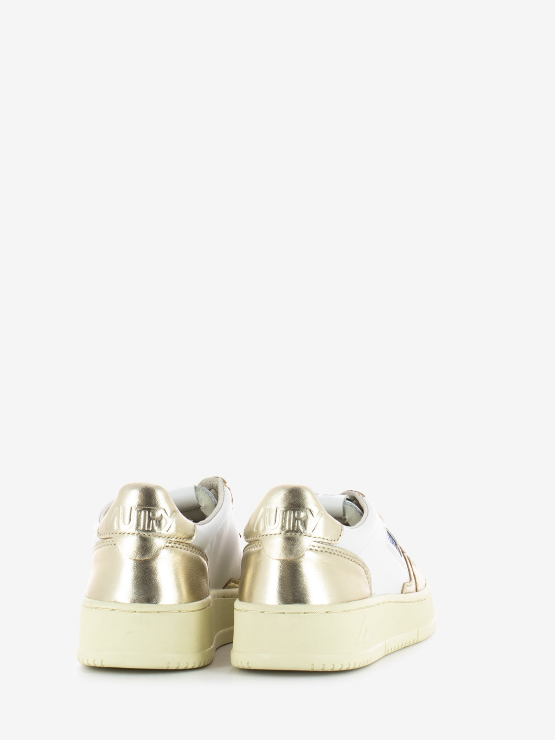 01 Low woman in platinum leather