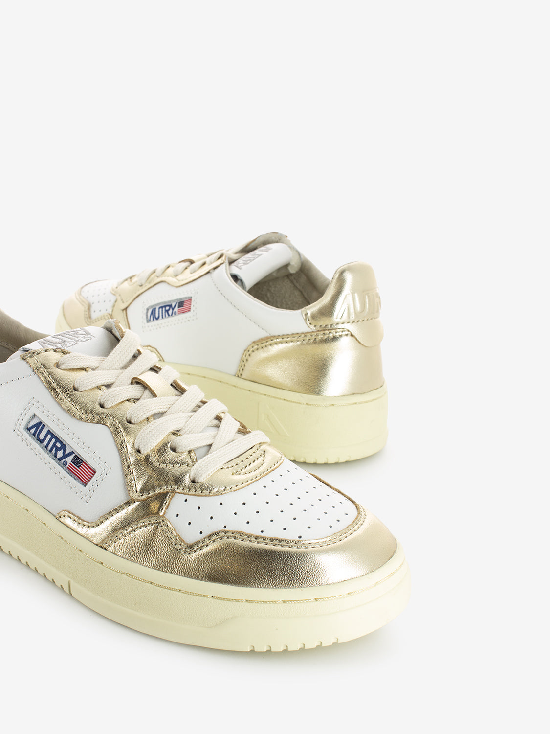 01 Low woman in platinum leather