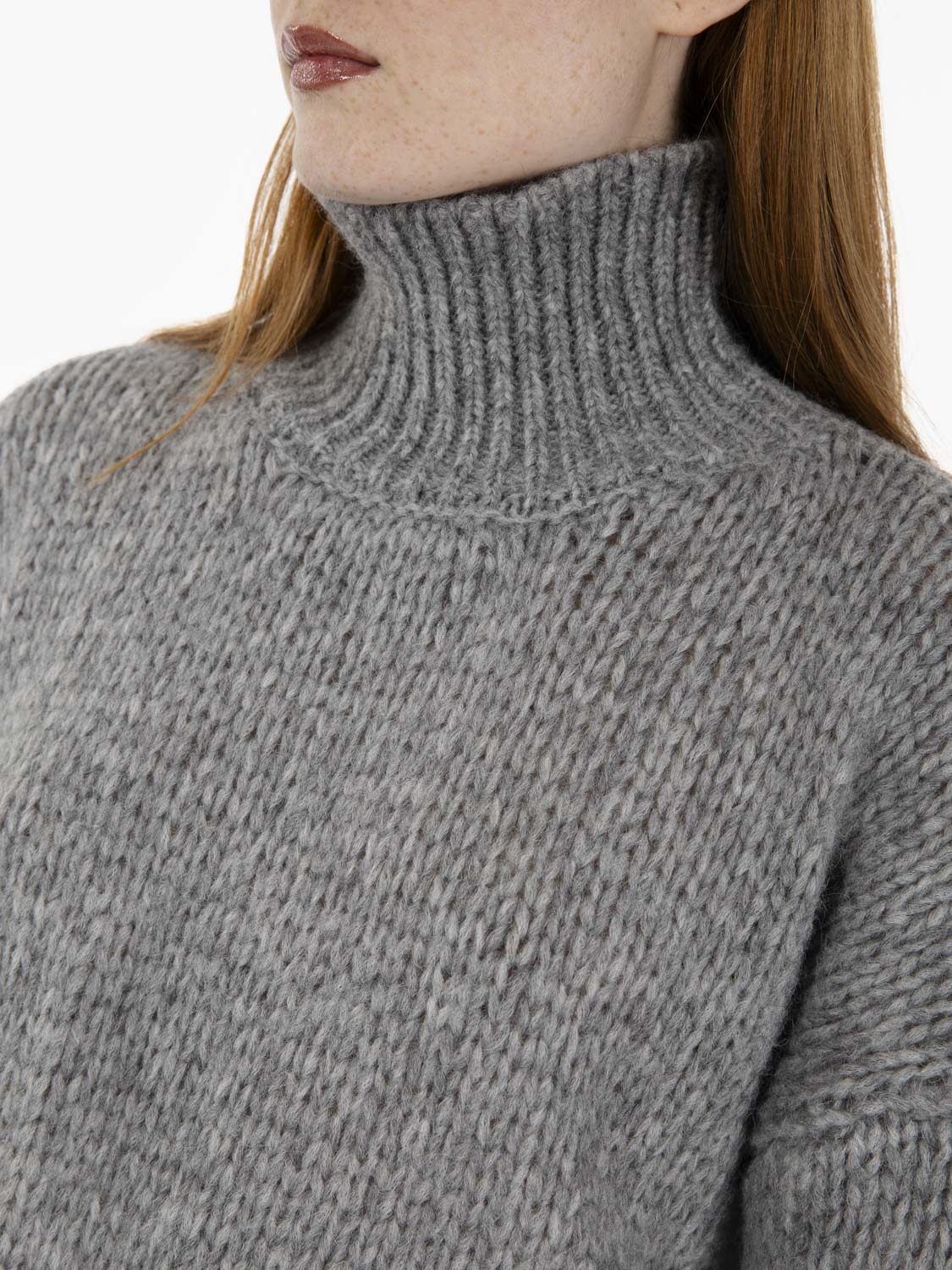 Maglione in lana a collo alto grigio