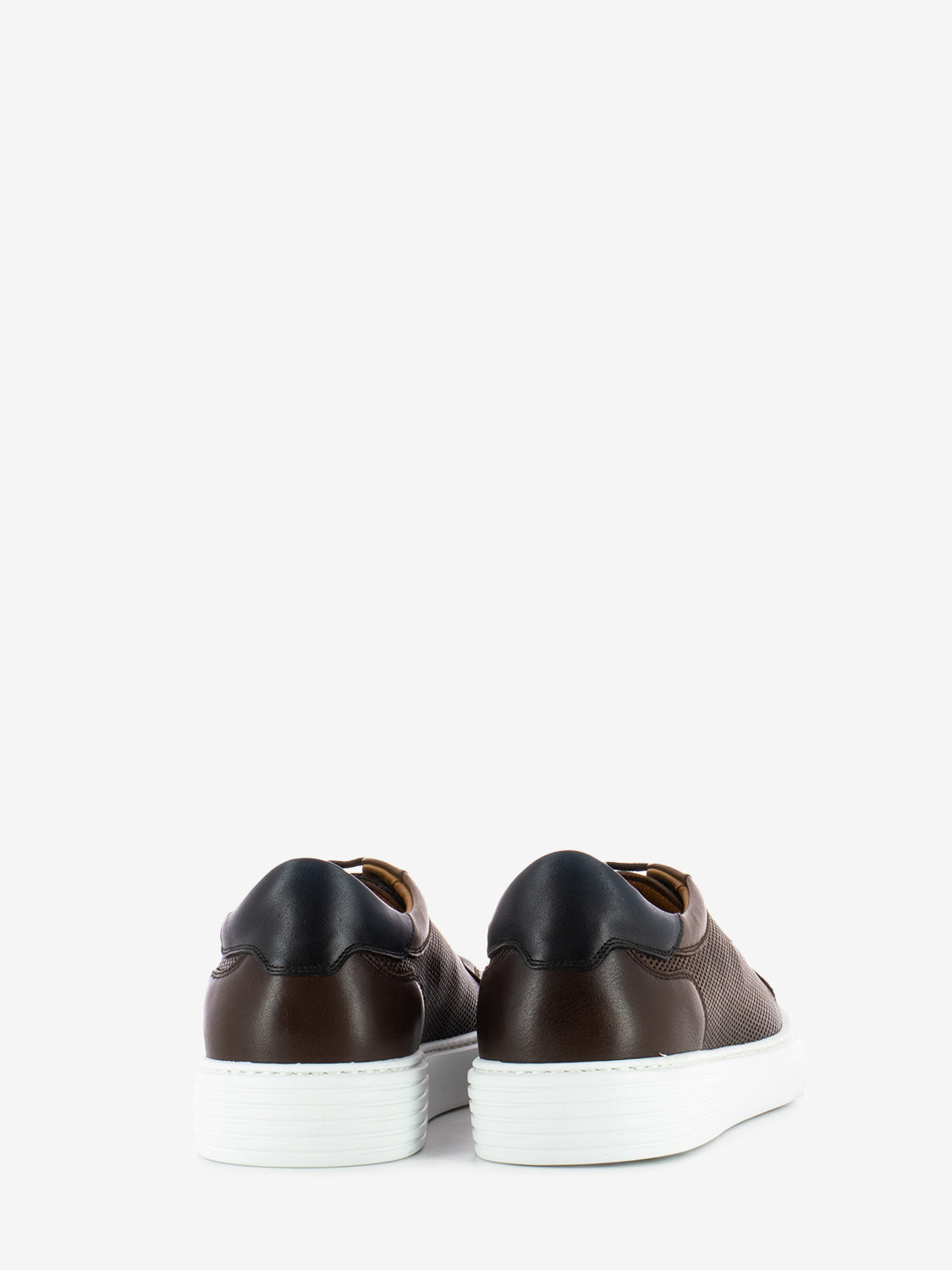 Sneakers punzonate castagna