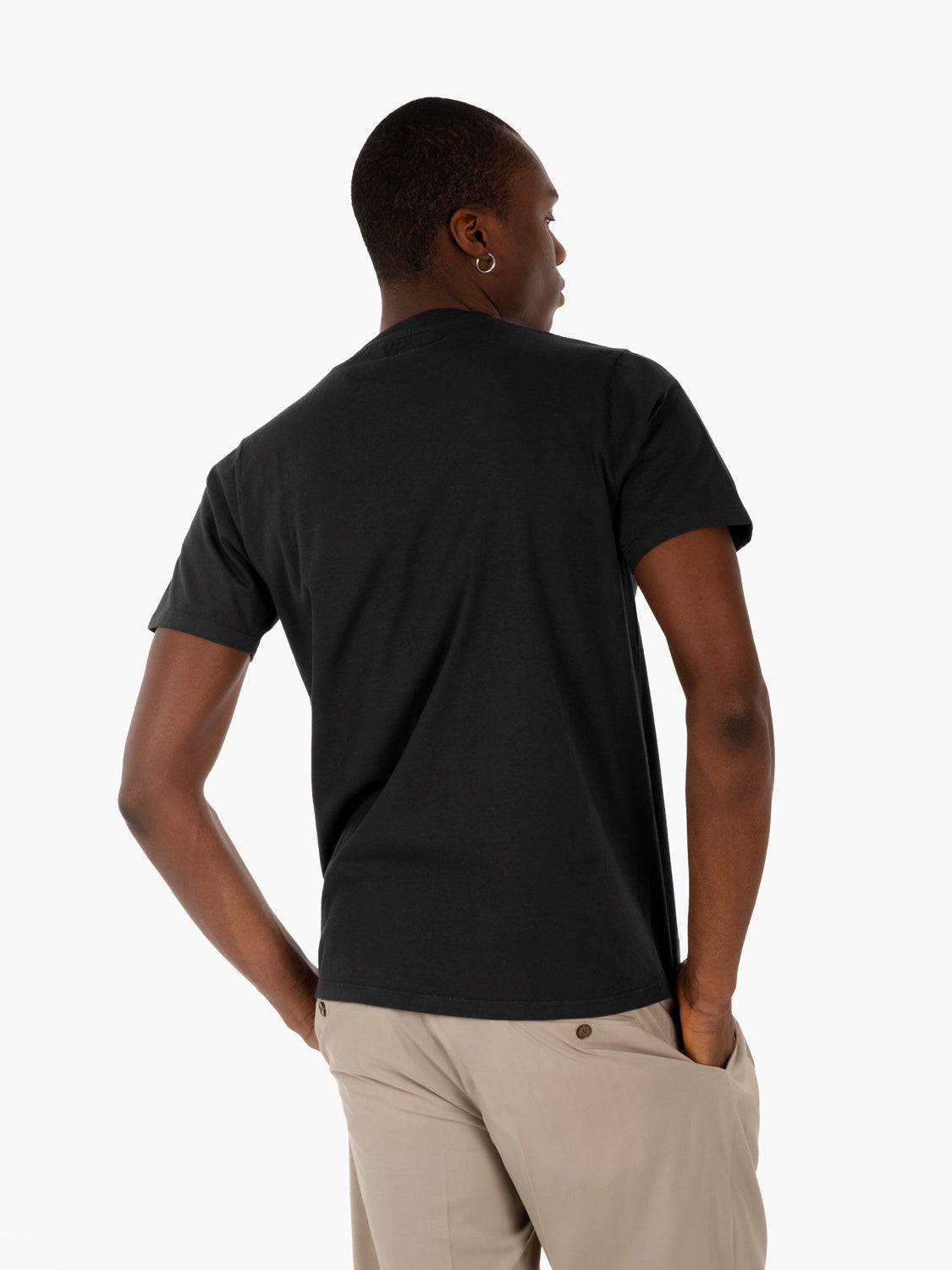 T-shirt con taschino e logo nero