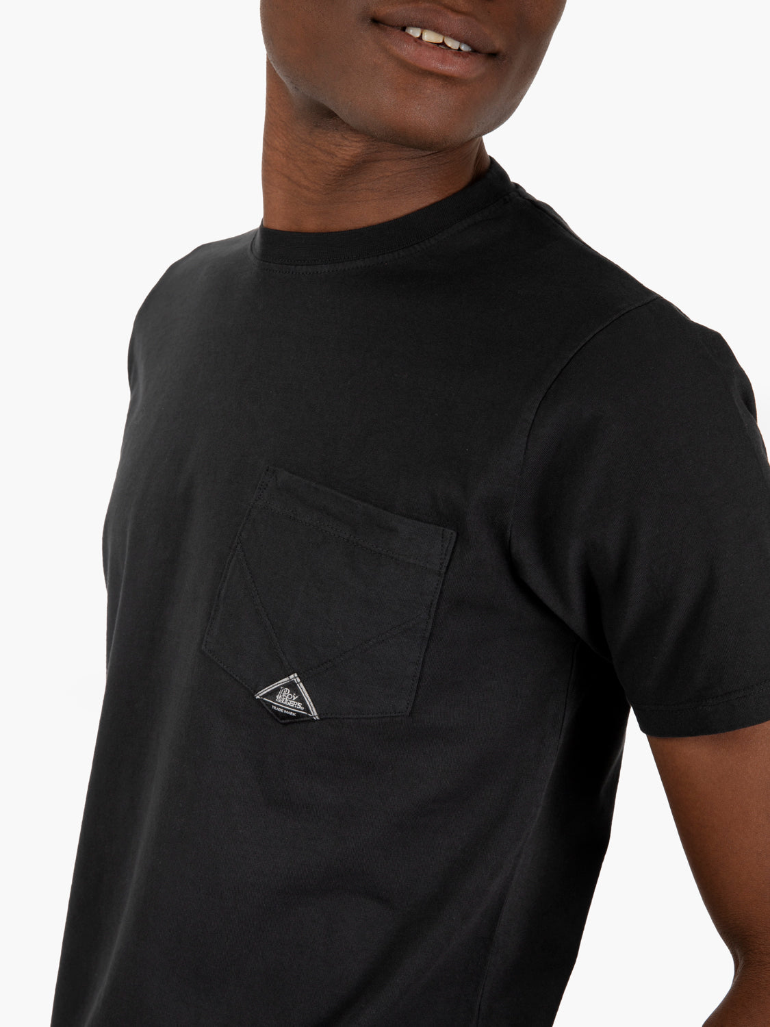 T-shirt con taschino e logo nero