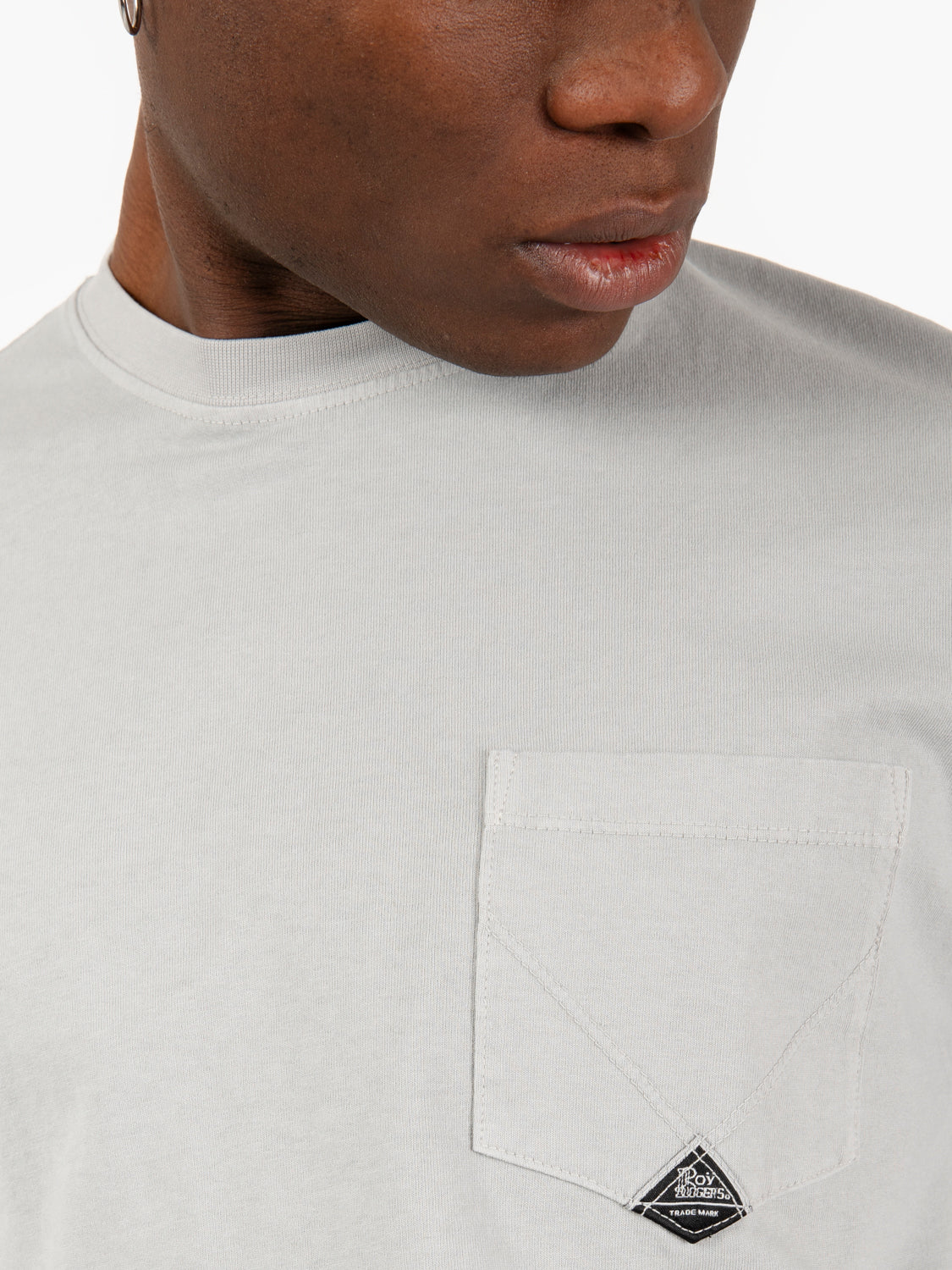 T-shirt con taschino e logo steel