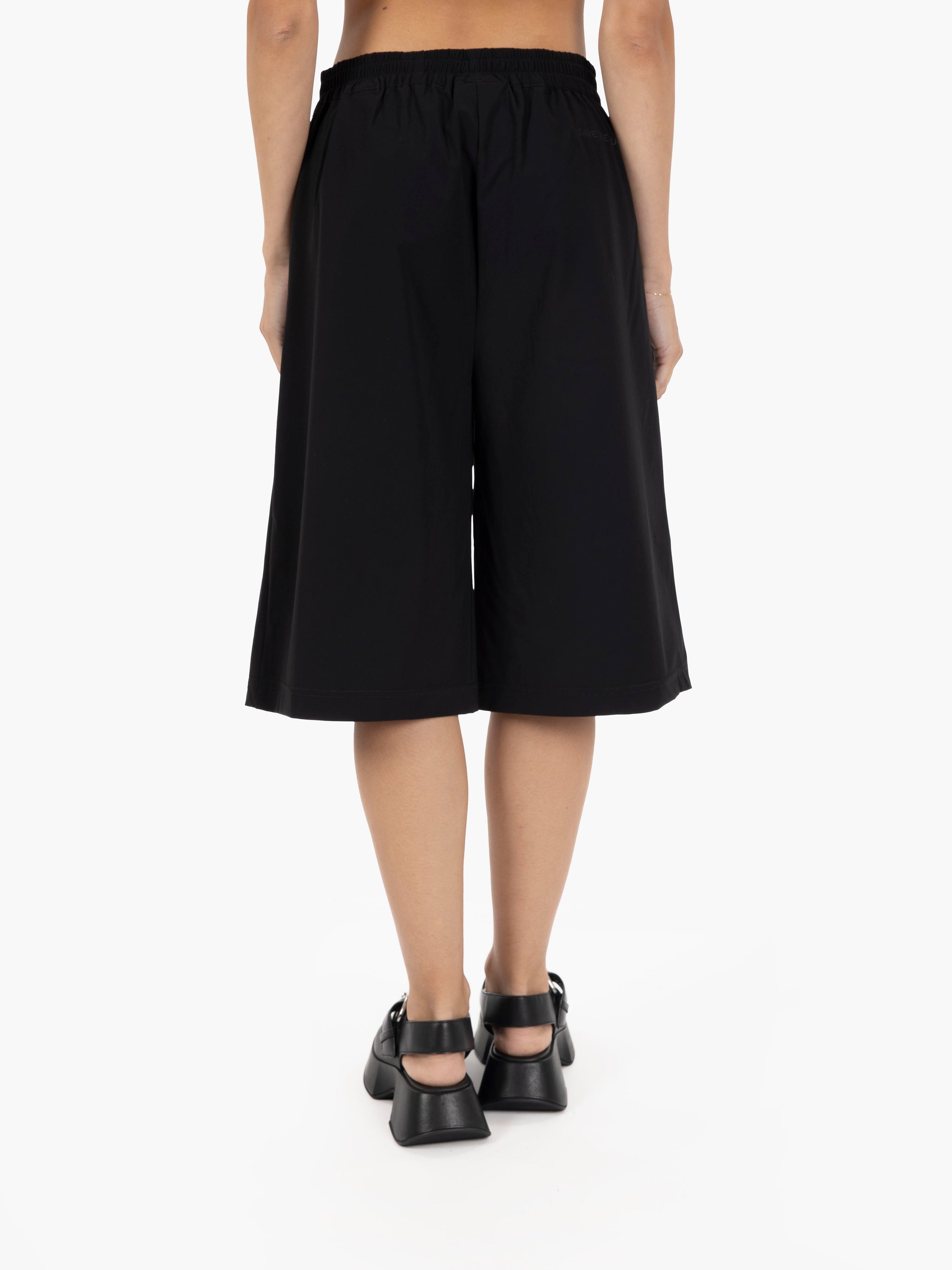 Heida Bermuda in black technical fabric