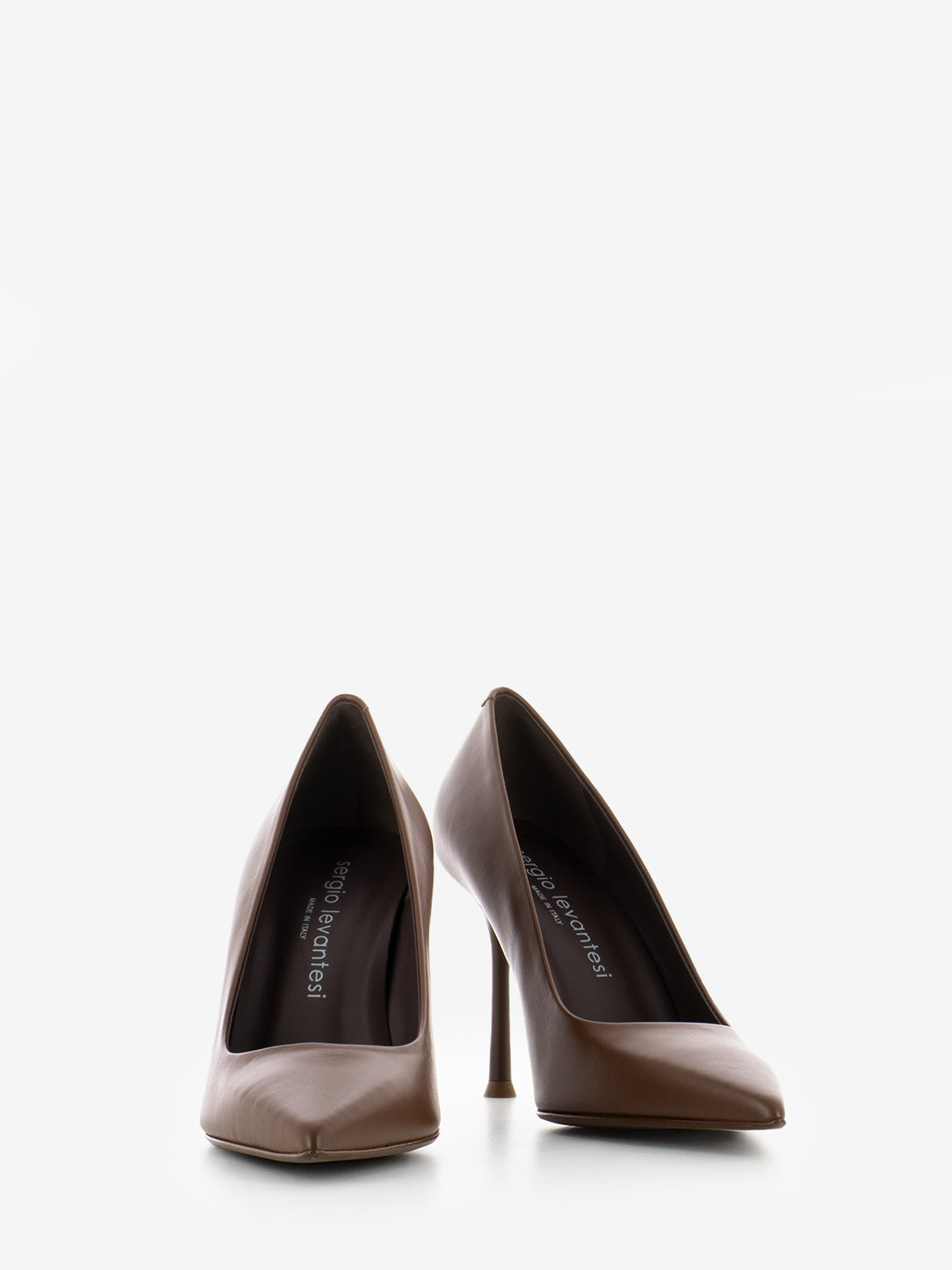 Smooth décolleté in dark brown leather