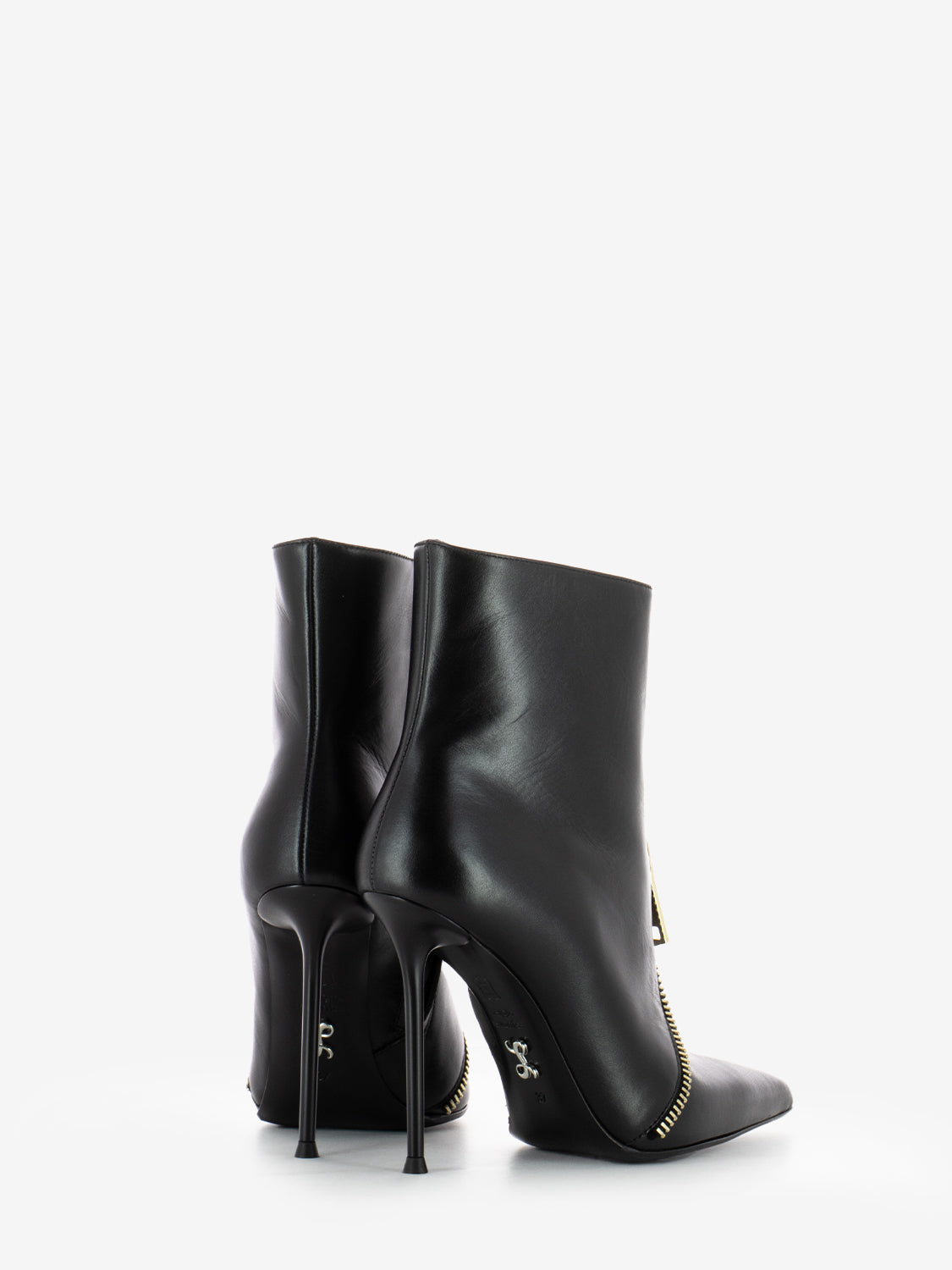 Luana ankle boots in leather with black zip