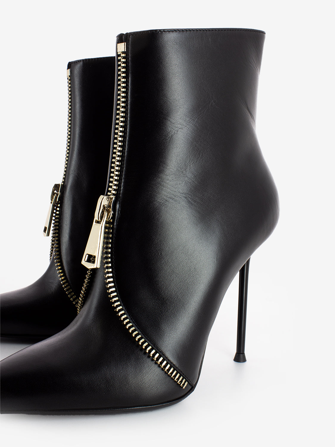 Luana ankle boots in leather with black zip