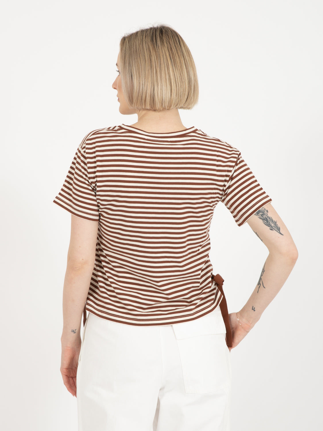T-shirt con fiocchi a righe bianco / cacao