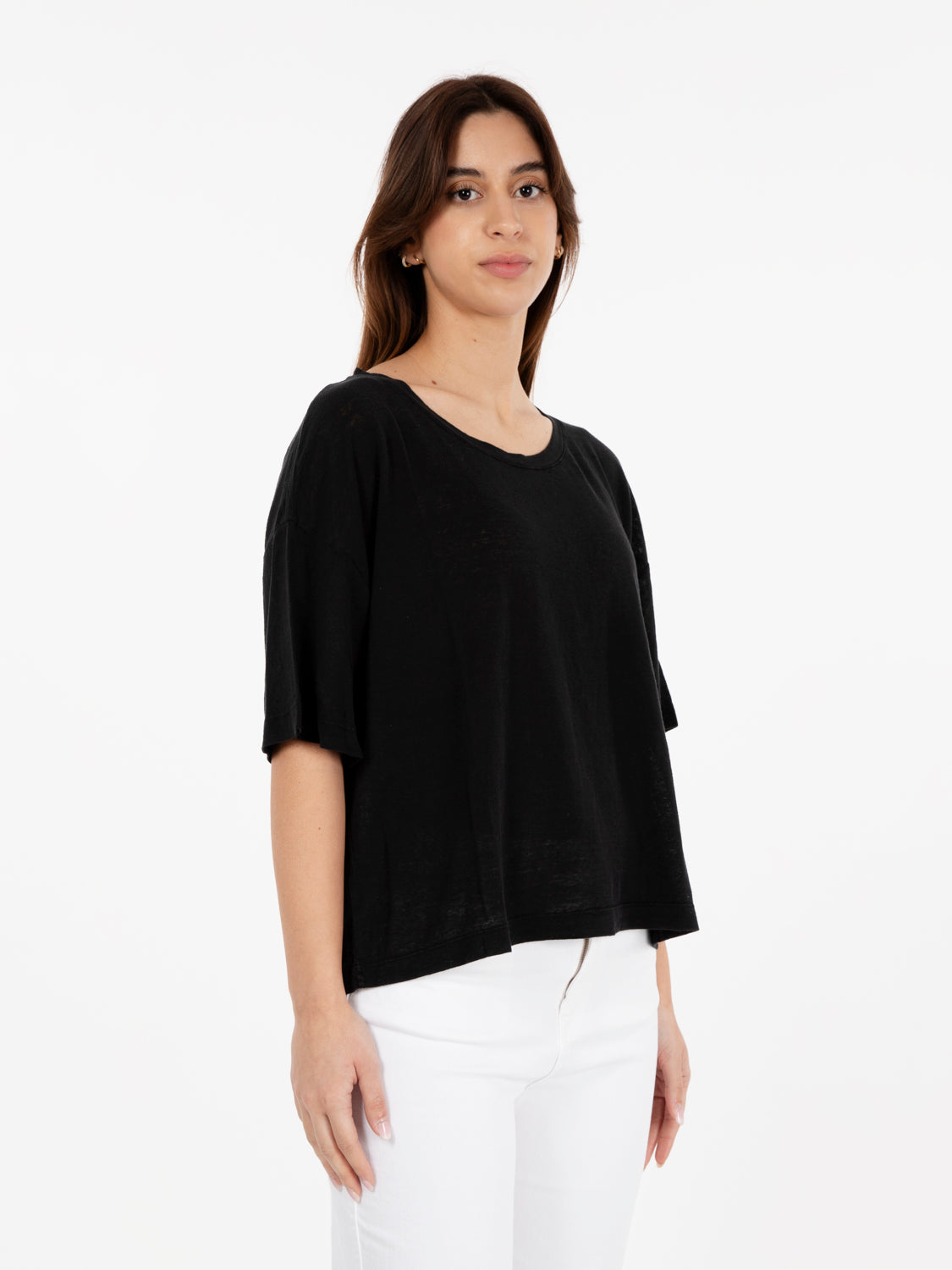 T-shirt over lino nero