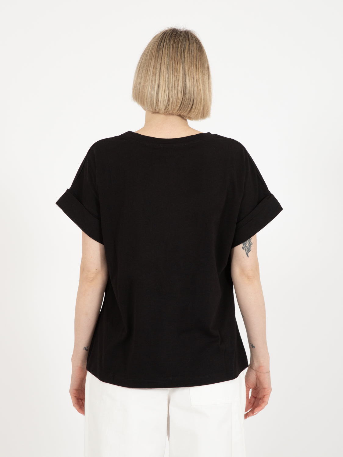 T-shirt over nera