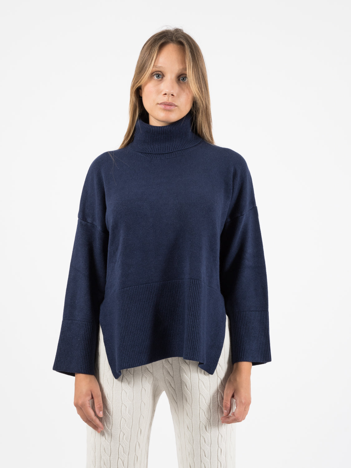 Dolcevita over dettagli a coste navy