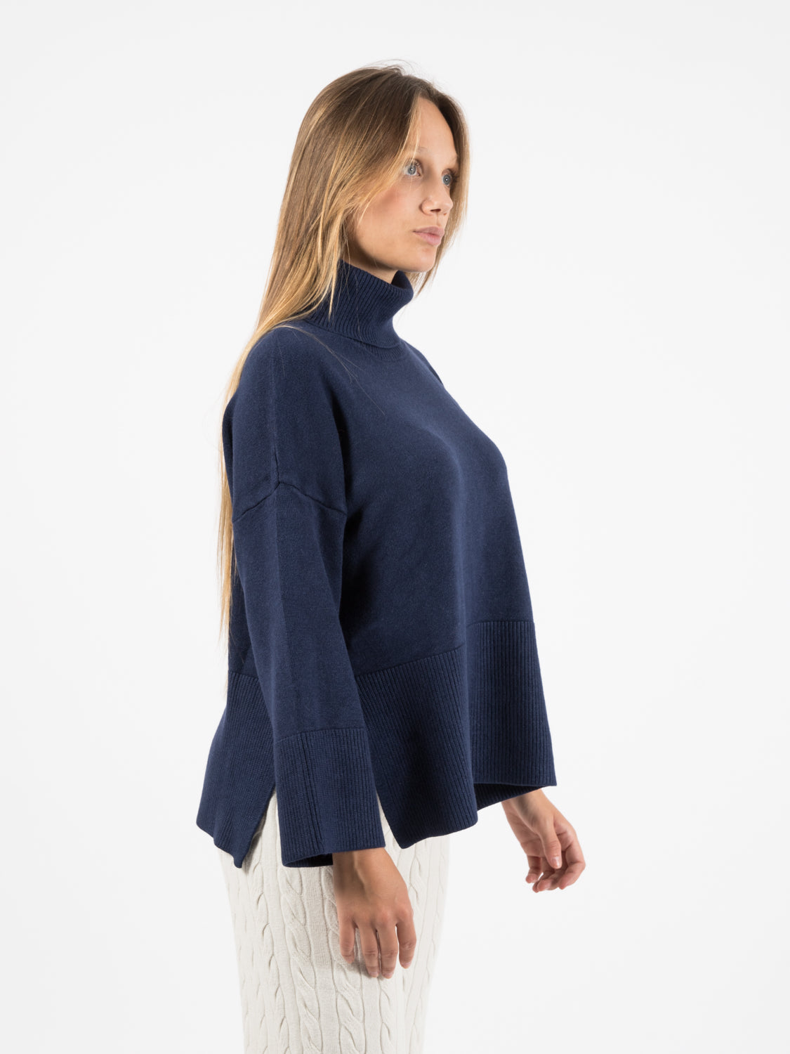 Dolcevita over dettagli a coste navy