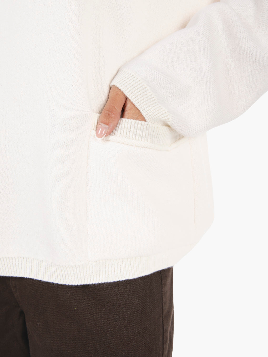 Maglione con tasche panna / confetto