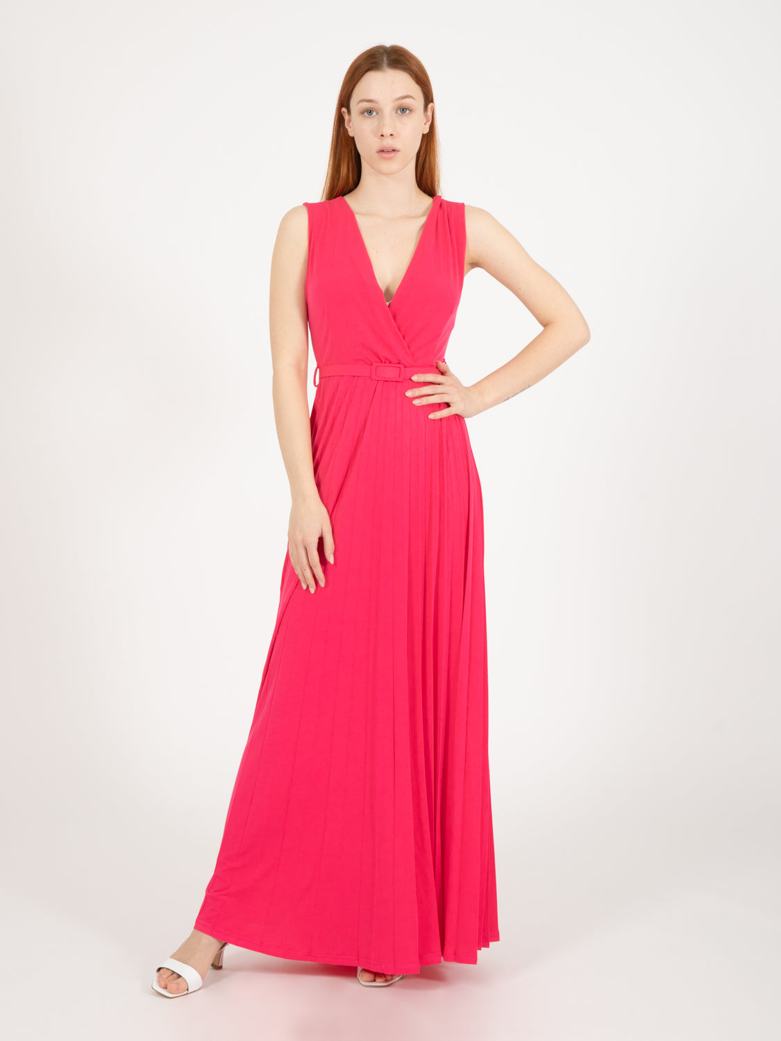 Long pleated dress without sleeves in fuchsia