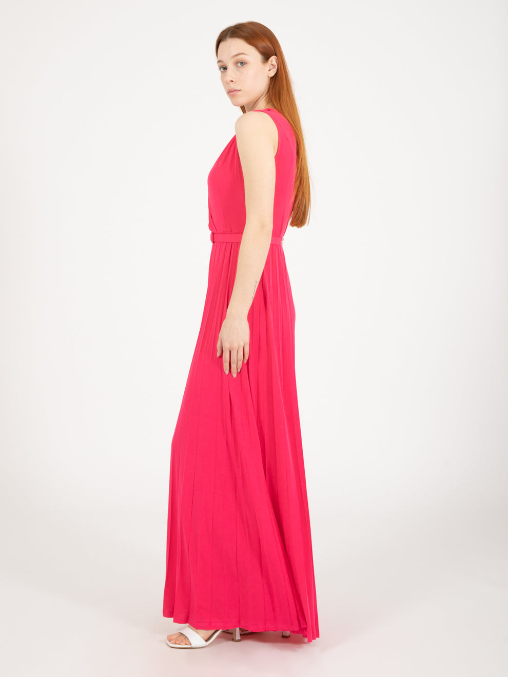 Long pleated dress without sleeves in fuchsia
