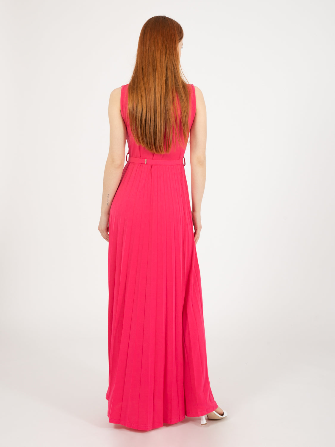 Long pleated dress without sleeves in fuchsia