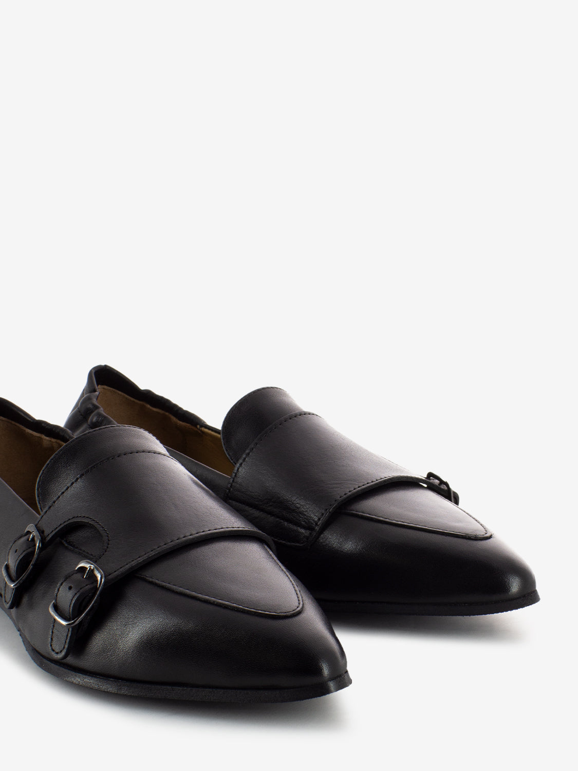 Pointed ballerina with black back band