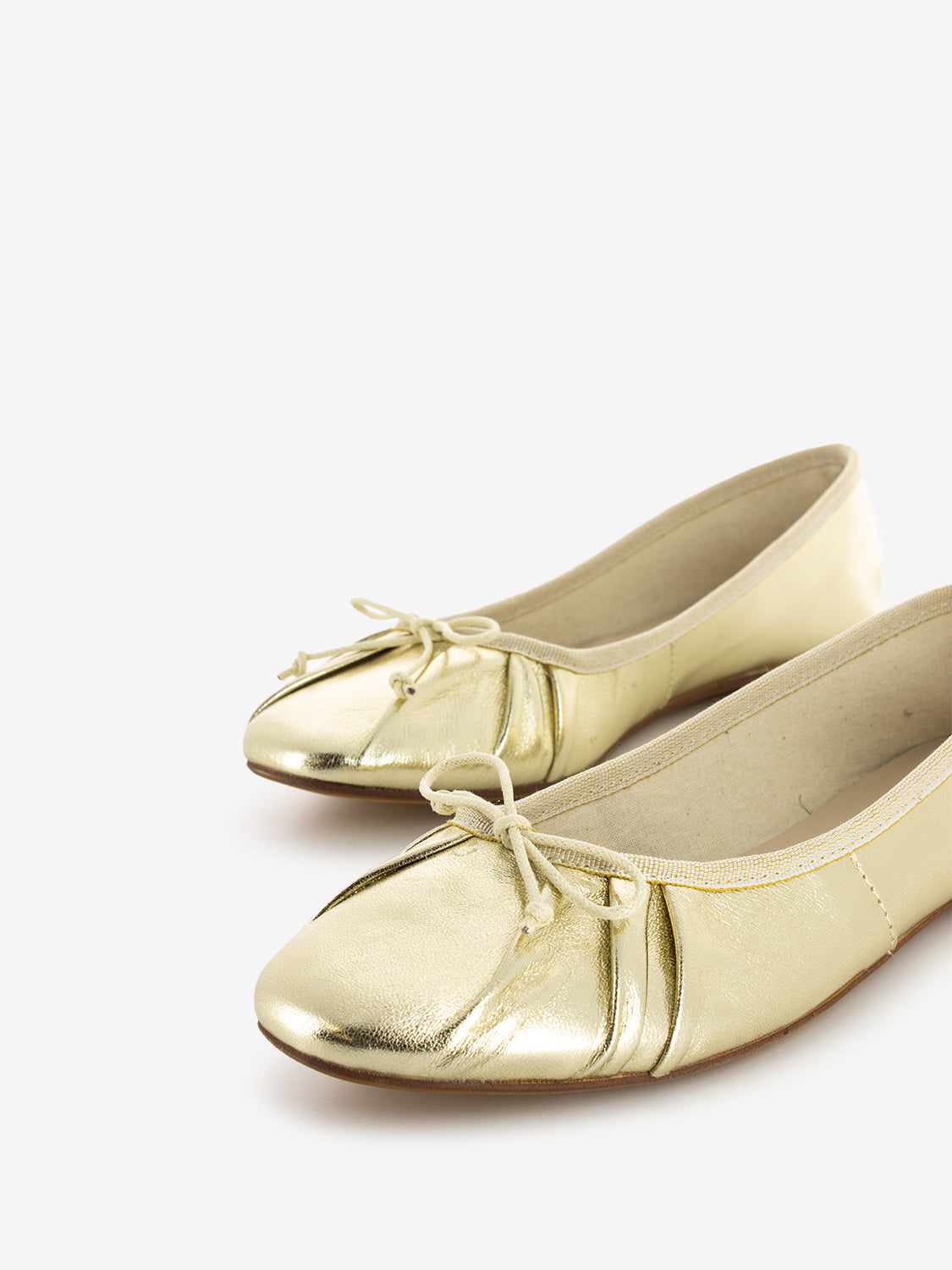 Platinum laminated leather ballerina
