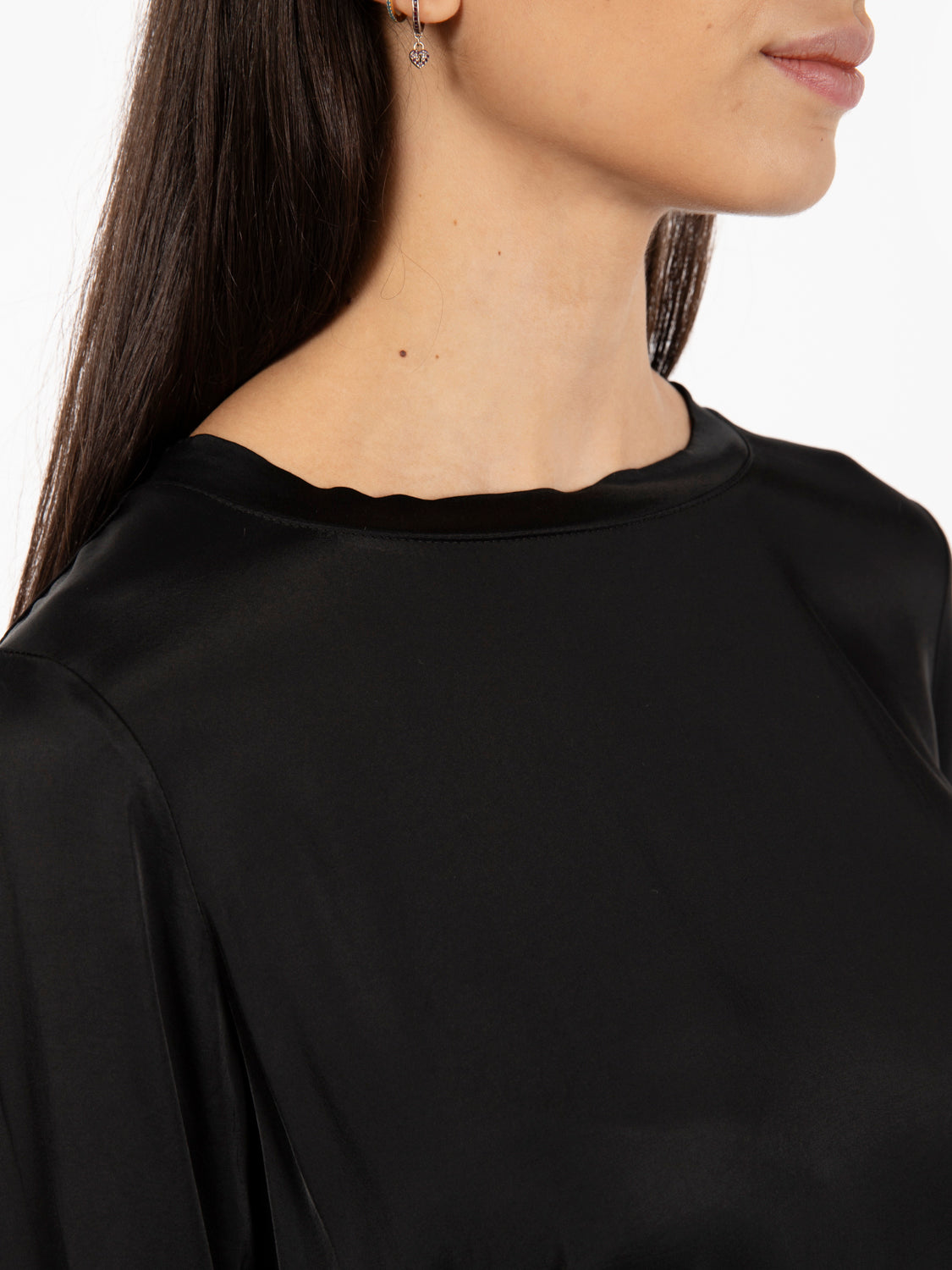 Blusa morbida in raso nero