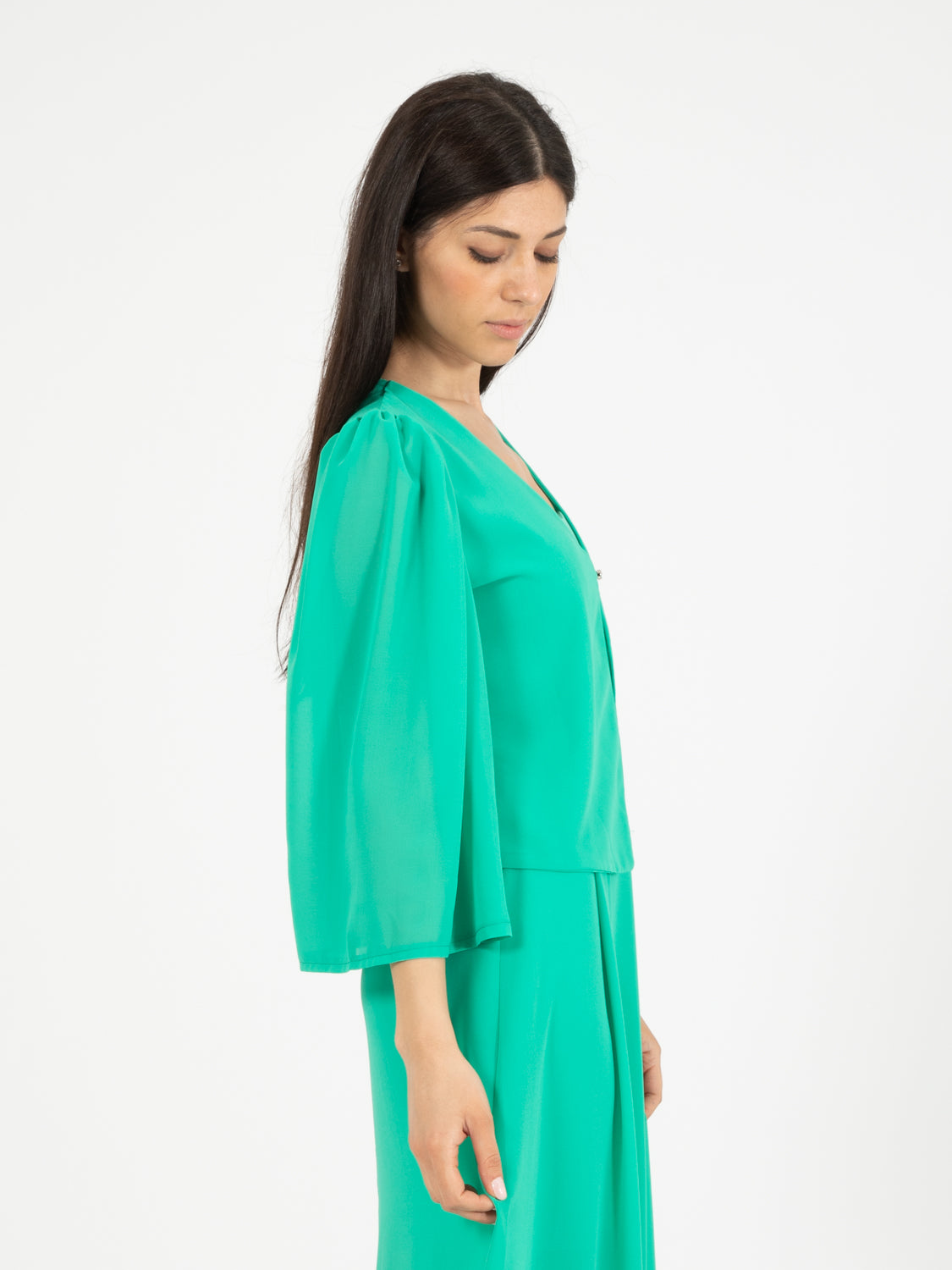 Camicetta coprispalle verde con bottone strass