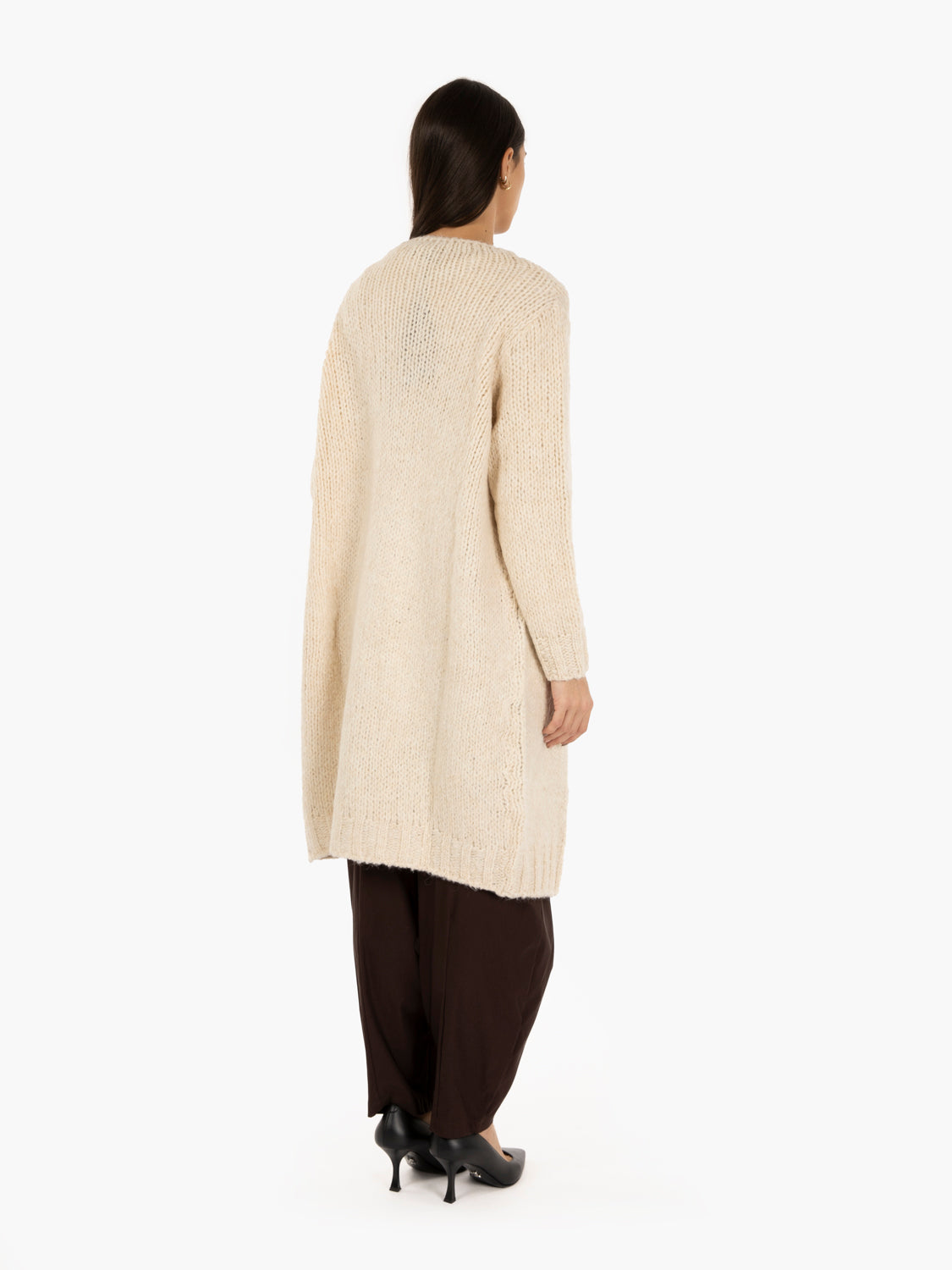 Cardigan lungo bouclè con spilla beige