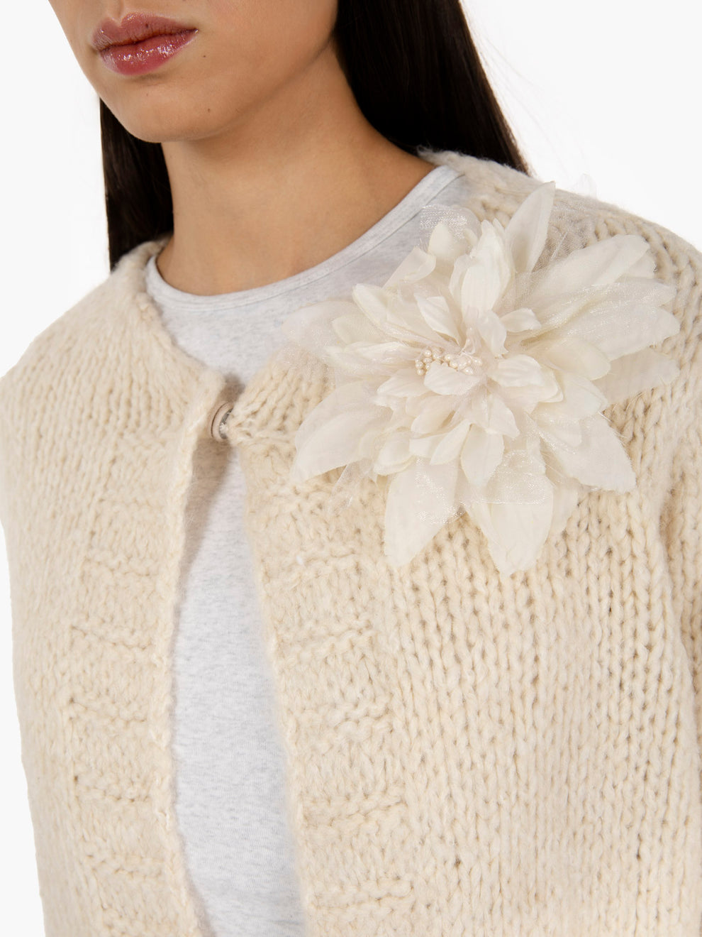 Cardigan lungo bouclè con spilla beige
