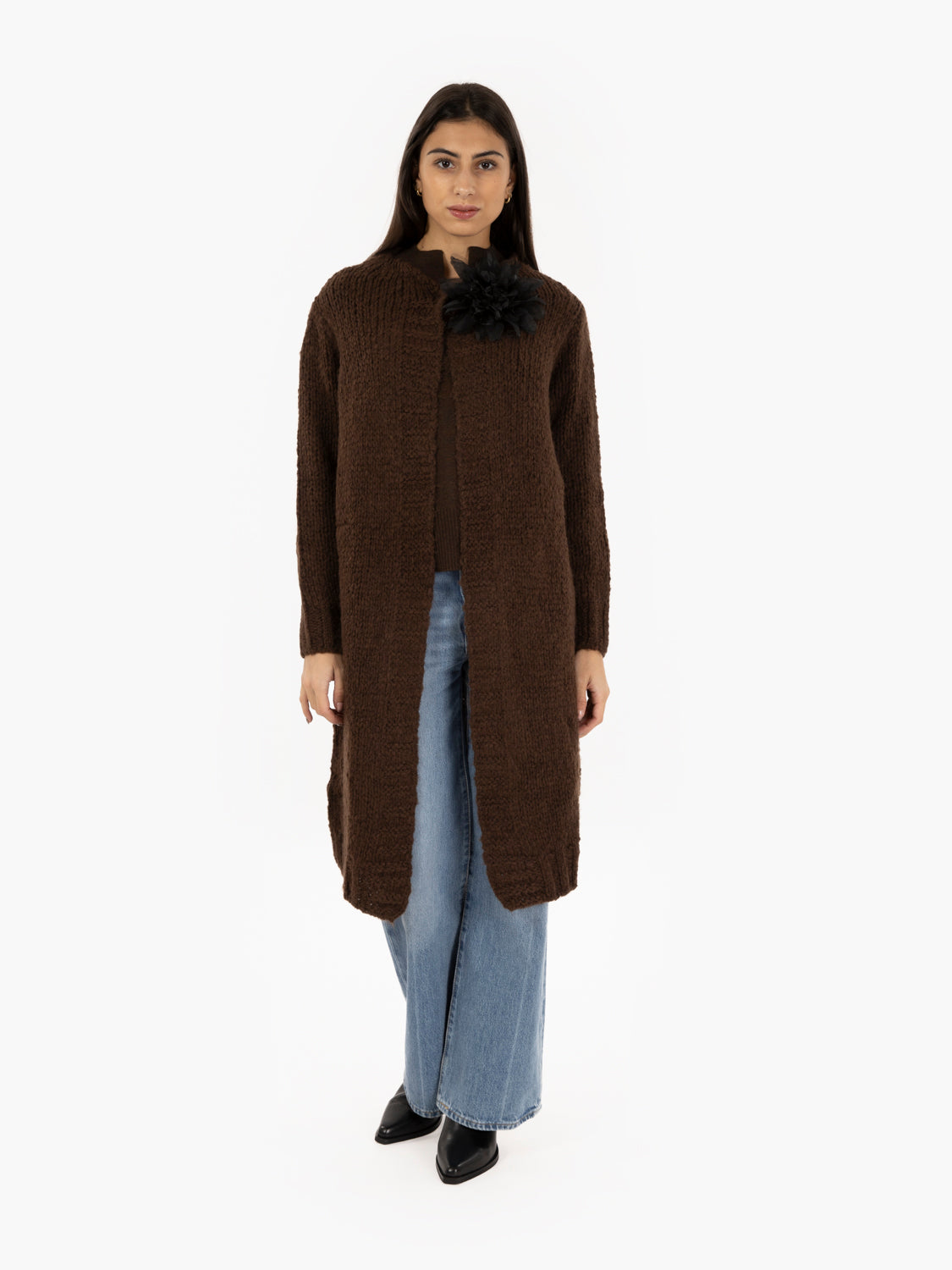 Cardigan bouclè con spilla moro
