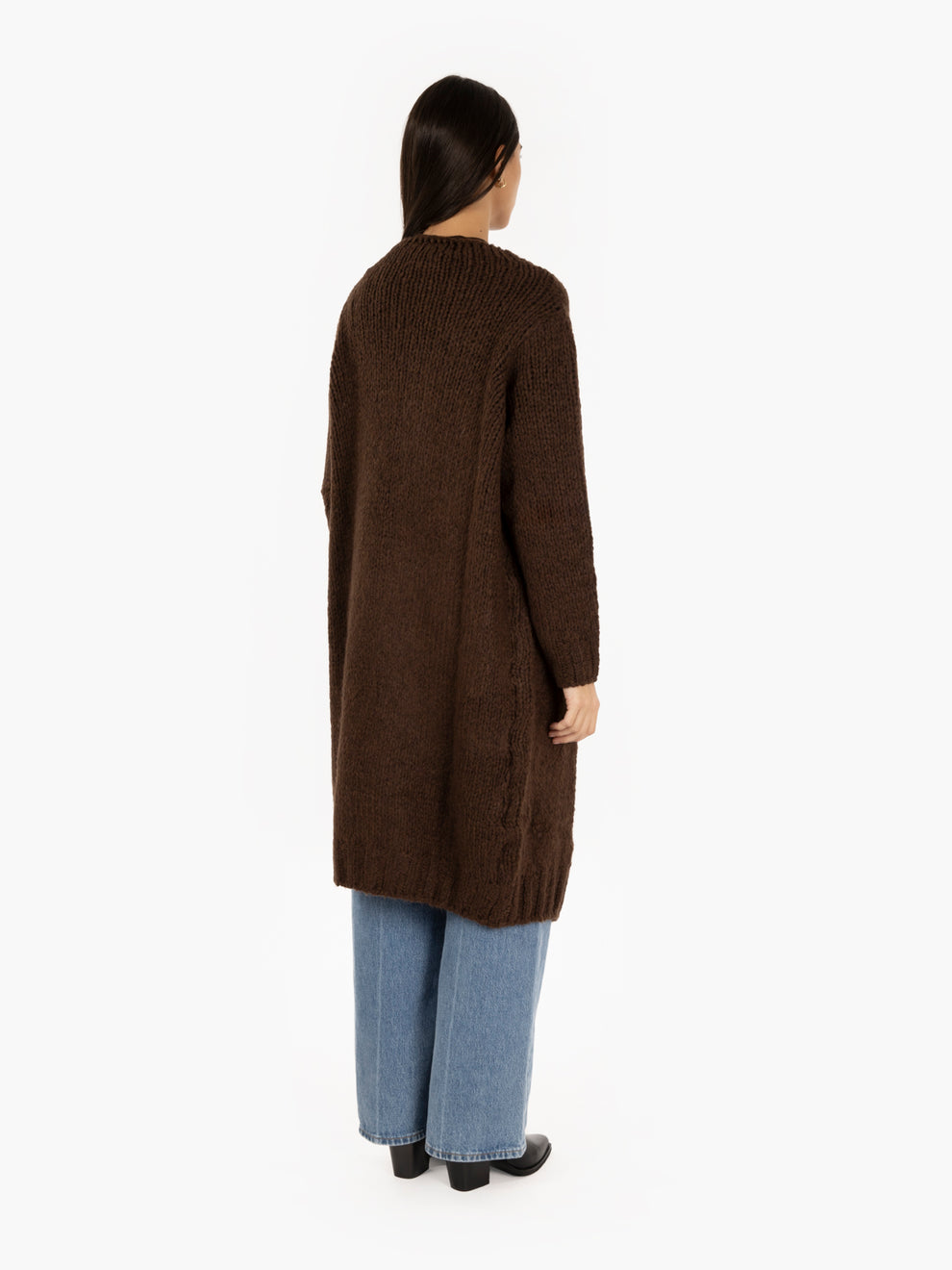 Cardigan bouclè con spilla moro